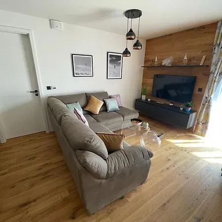 Luxusni Grand V Centru Harrachova Se Saunou, Wallboxem Ev, Parkovanim Zdarma, Netflix A Hbo, Velkym Balkonem A Vyhledem Na Certovu Horu ,sjezdovku A Skokanske Mustky Apartament